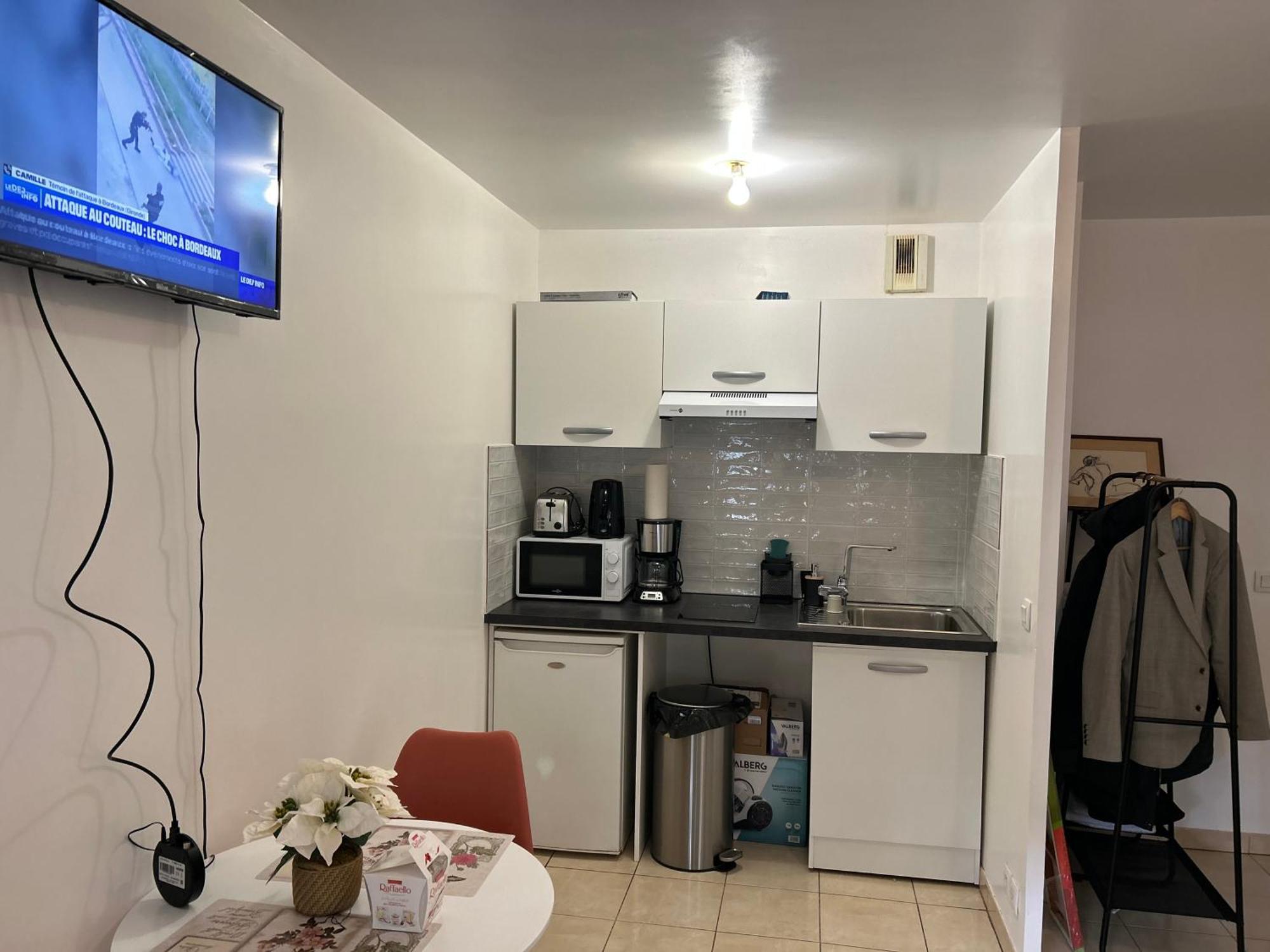 Studio A 2 Pas Du Metro Клиши Екстериор снимка